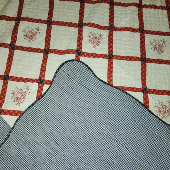 SHABBY CHIC QUILT EMBROIDERED FLORAL PAISLEY SCALLOPED HANDMADE COTTAGE 83 x 80 - Picture 3 of 5